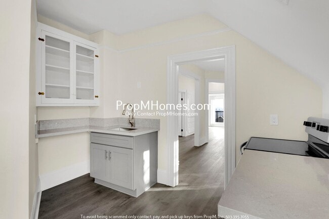 Building Photo - Updated Lair Hill Victorian with Willamette River & Mt Hood Views!