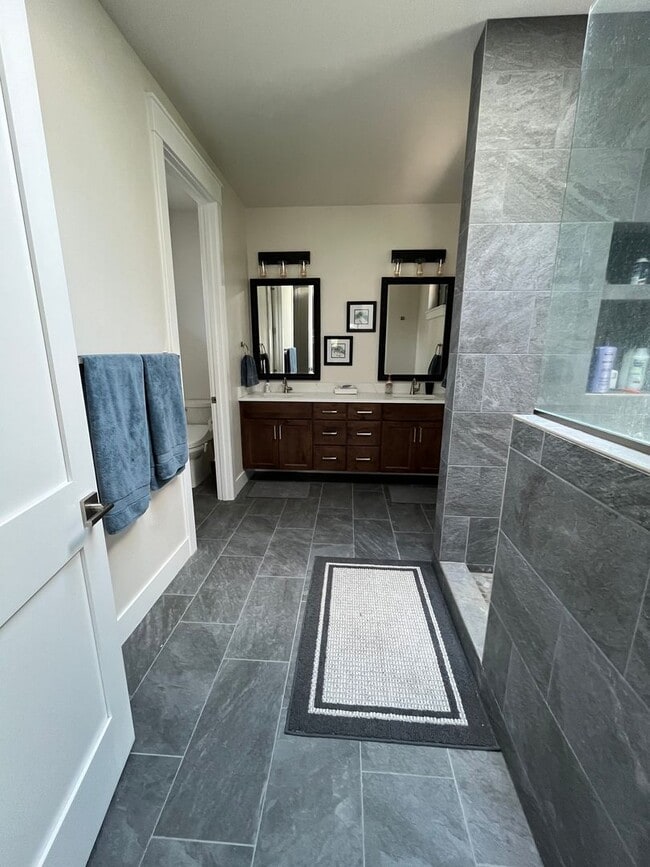 Building Photo - Charming Modern Home in the Heart of Bend