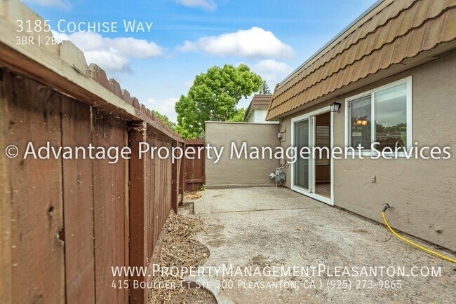 Building Photo - Single Story, 3 bed, 2 bath townhouse