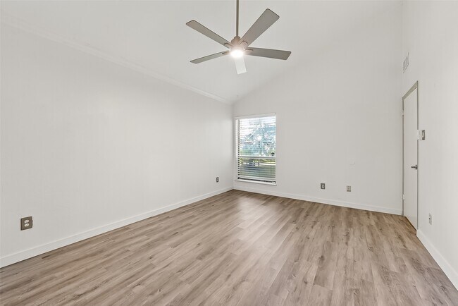 Building Photo - 13925 Hollowgreen Dr