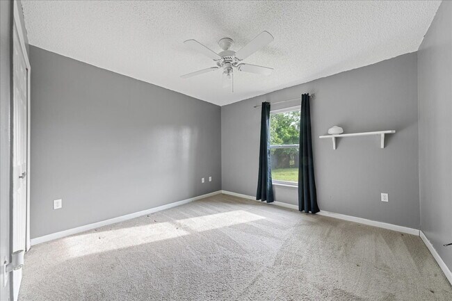 Building Photo - Palm Bay Gem