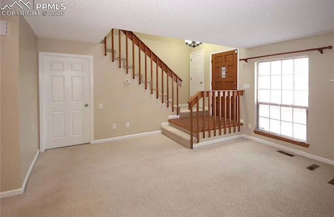 Building Photo - Three Bedroom Townhome with Pool