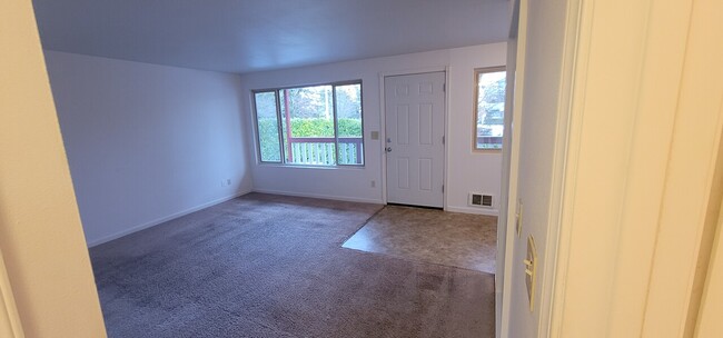 Building Photo - Lynhaven Apartments