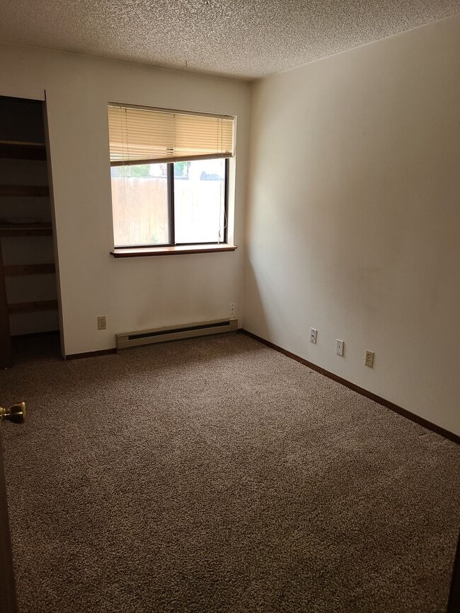 Building Photo - Hillview Duplex