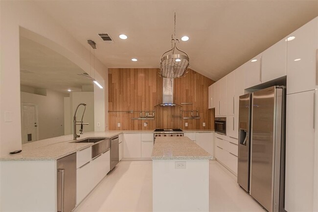 Building Photo - 2210 Zoa Dr