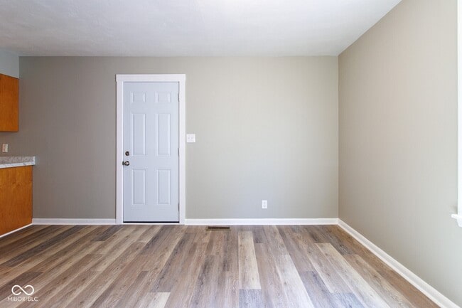 Building Photo - 432 Woodview Dr