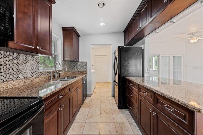 Building Photo - 2115 Sycamore Dr