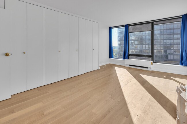 Building Photo - 5445 N Sheridan Rd