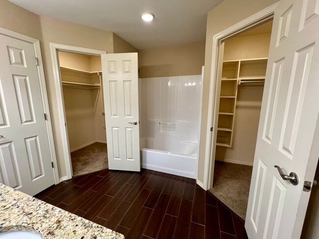 Building Photo - 511 Ridge Point Dr