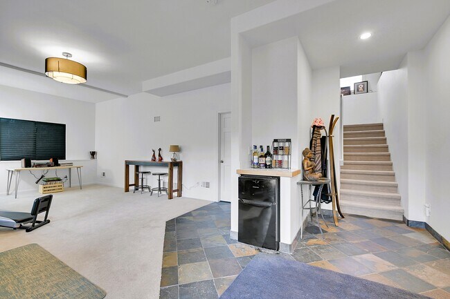 Building Photo - 28384 Kinnikinick Rd