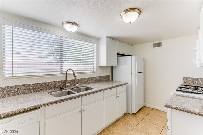 Building Photo - 4605 Cinderella Ln