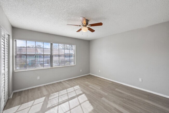 Building Photo - ***CUTE! Largo Townhome NOW *** 2 Bed. 1&1...
