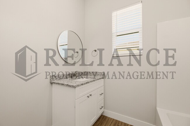 Building Photo - 619 Elmwood St