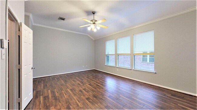 Building Photo - 2104 Gillette St