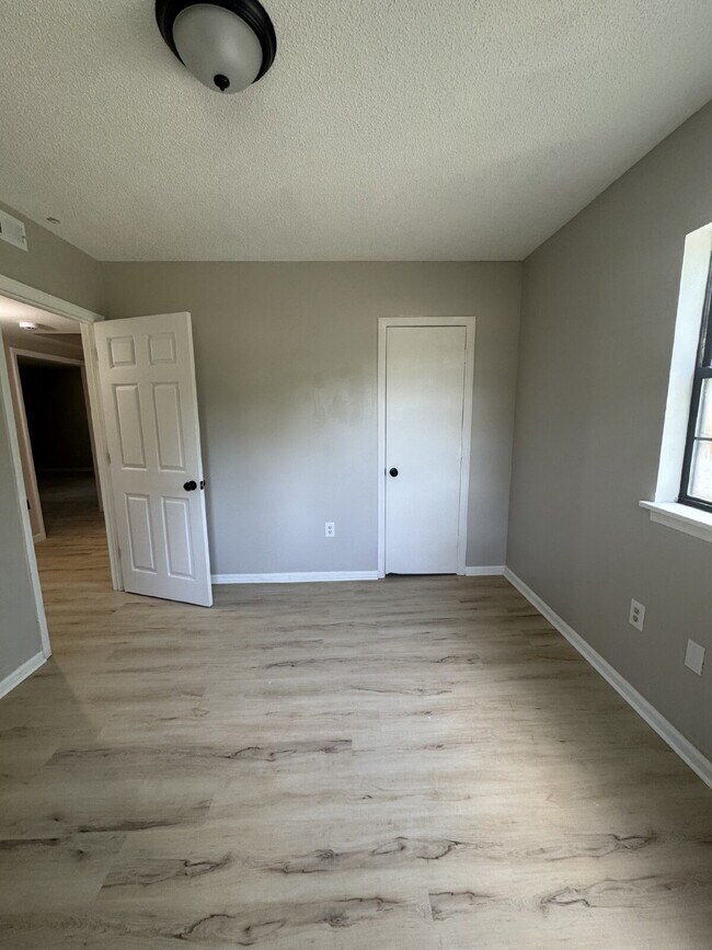 Building Photo - Renovated 3-Bedroom Ground-Floor Apartment