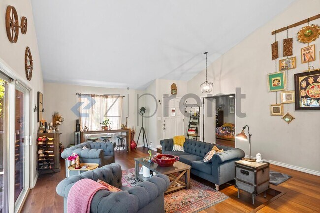 Building Photo - Unit