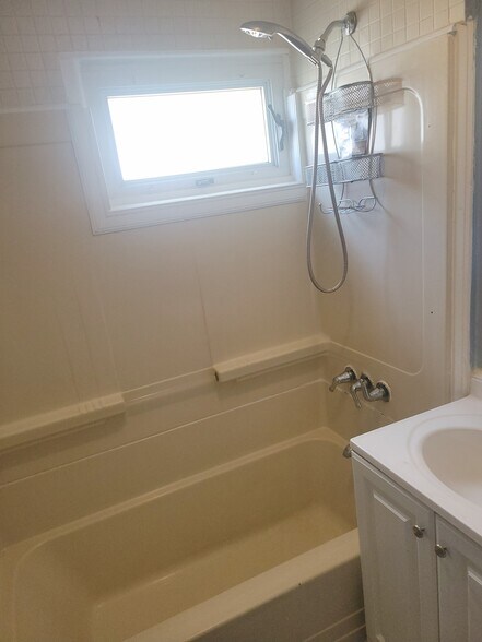 Bathroom1 - 58 Beech St