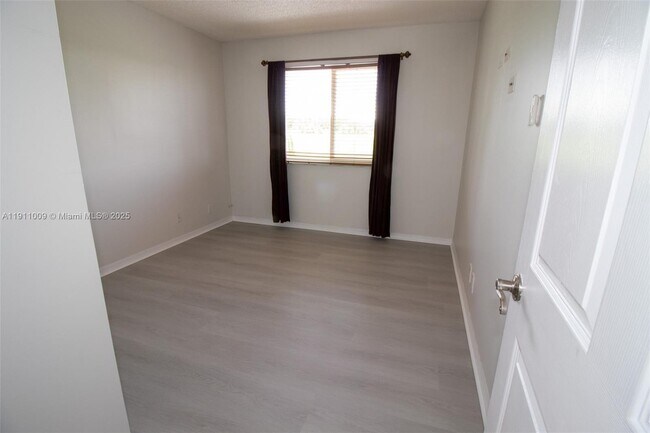 Building Photo - 5552 NW 125th Terrace