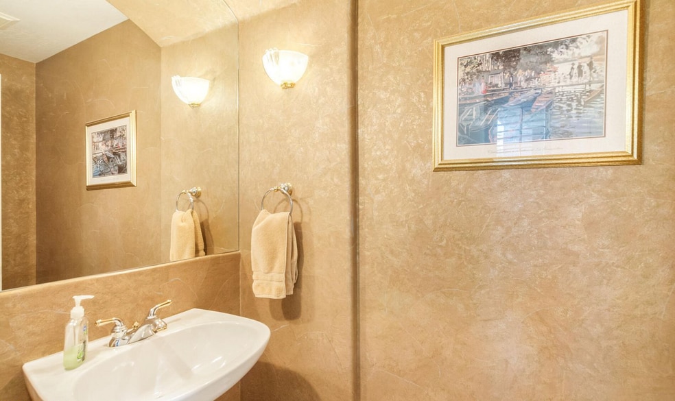 Building Photo - 892 W Raven Dr