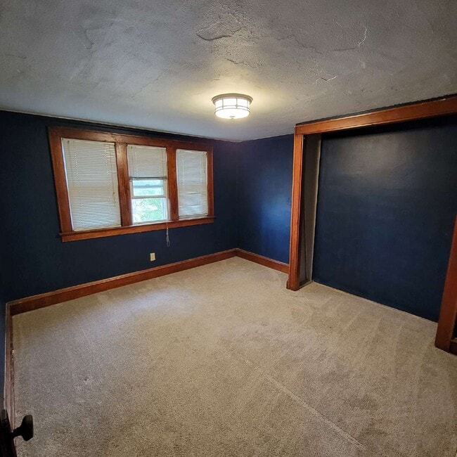 Building Photo - 1413 S 76th St