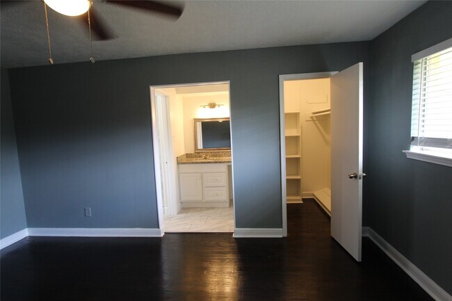 Building Photo - 409 Riverbend St