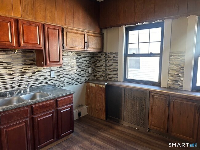 Building Photo - 304 Edgewood St