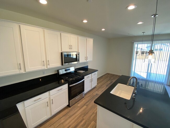 Building Photo - Gorgeous NEWER home between Tulare and Vis...