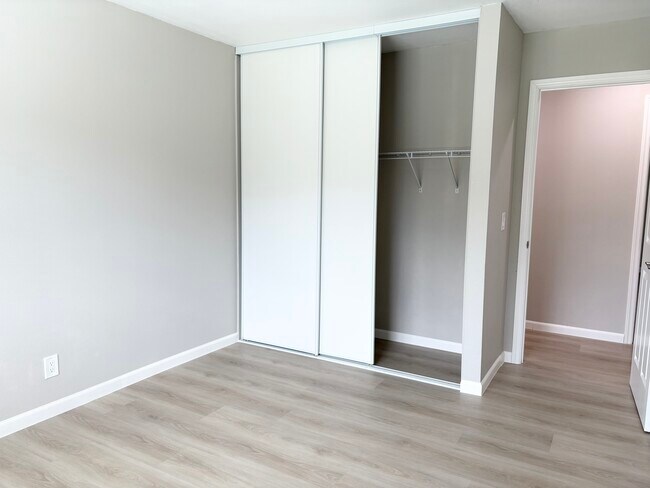 Building Photo - 3571 Lake Crest Dr