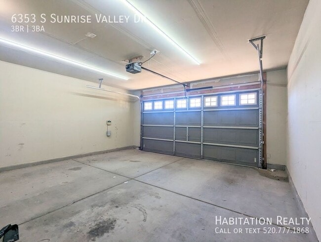 Building Photo - 6353 S Sunrise Valley Dr