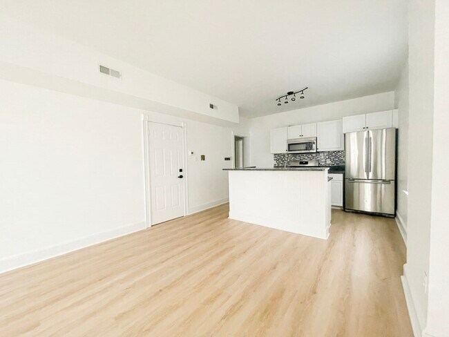 Building Photo - 470 E 7th St