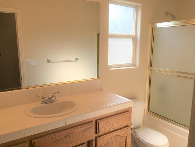 Building Photo - 5801 Roscomare St