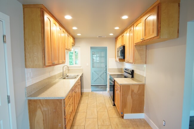 Building Photo - 1650 Archer Dr