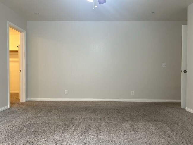 Building Photo - Please contact Vaughn Realty to set up an appointment, 760-446-6561