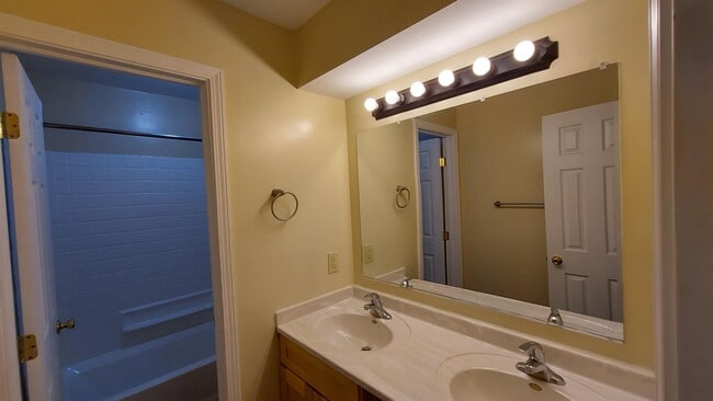 Building Photo - 66 E Norwich Ave