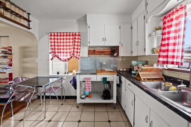 Building Photo - 1733 Lima St