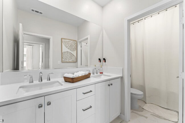 Building Photo - "Spacious 3-Bedroom Townhouse Retreat in P...