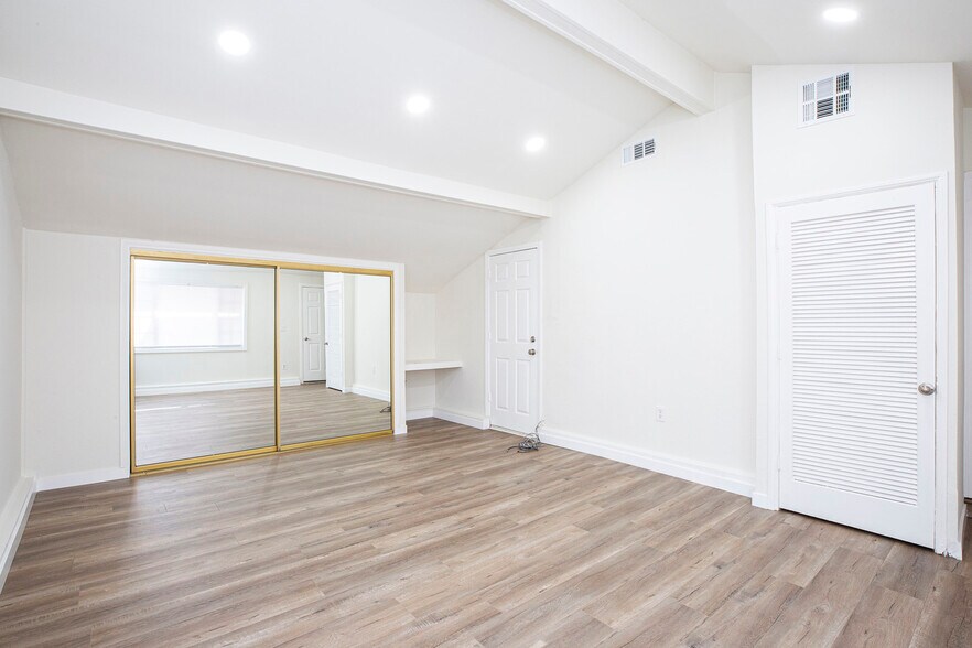 Building Photo - 7820 Lasaine Ave