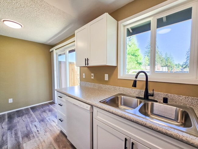 Building Photo - Remodeled Unit in Duplex