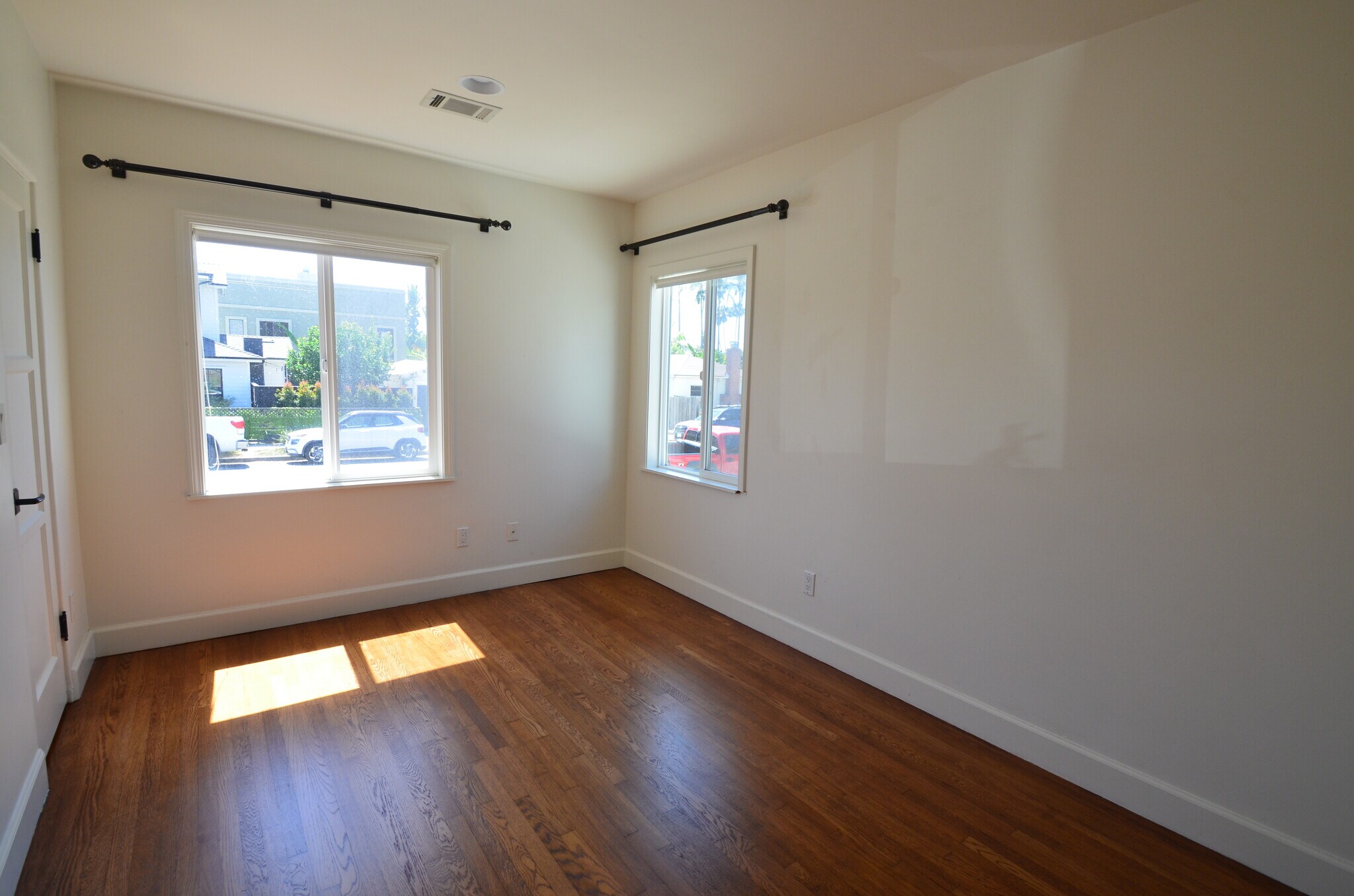 Building Photo - 7033 Draper Ave