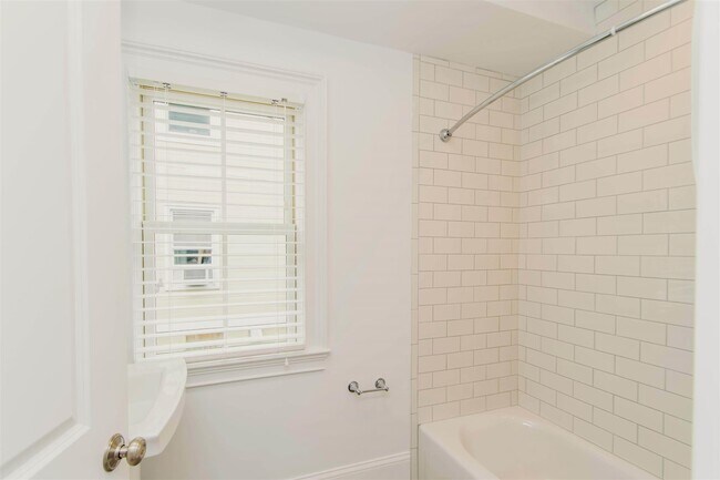 Building Photo - 131 Columbia St