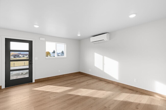 Building Photo - 865 9th St W