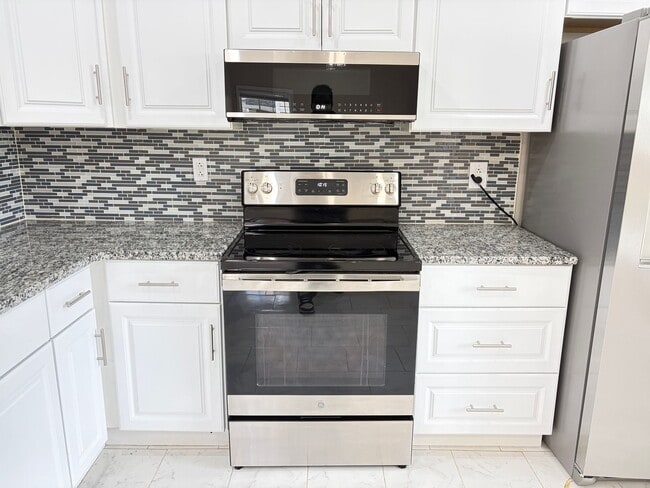 Building Photo - Marvelous 3 Bedroom and 2 Full Bath House!