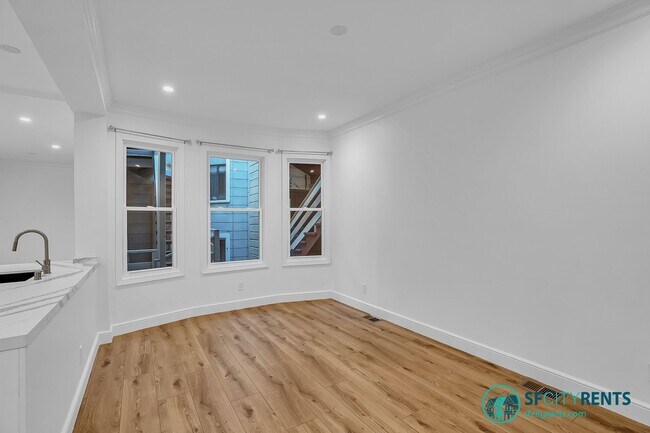 Building Photo - Russian Hill: Recently Remodeled Flat with In-Unit Washer & Dryer & A/C