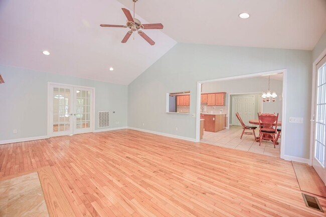 Building Photo - 237 Riverbend Rd