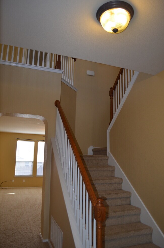 Building Photo - HUGE 5 BEDROOM HOME IN SAVANNAH HEIGHTS!