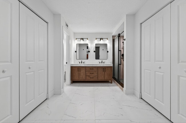 Building Photo - 1520 15th Ln