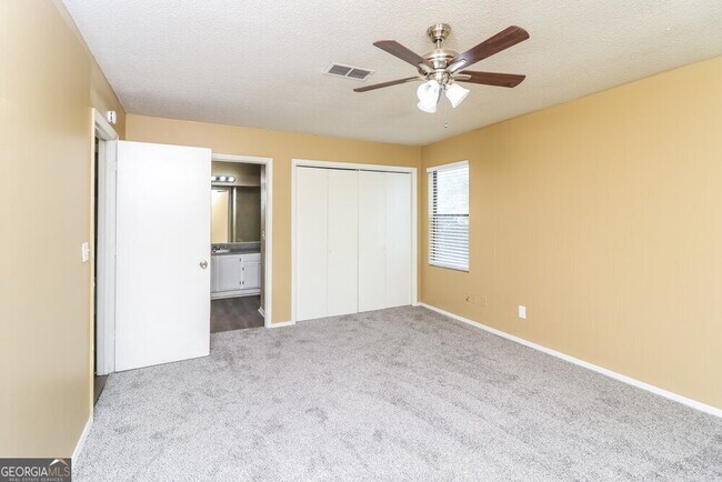 Building Photo - 5438 Farmview Close