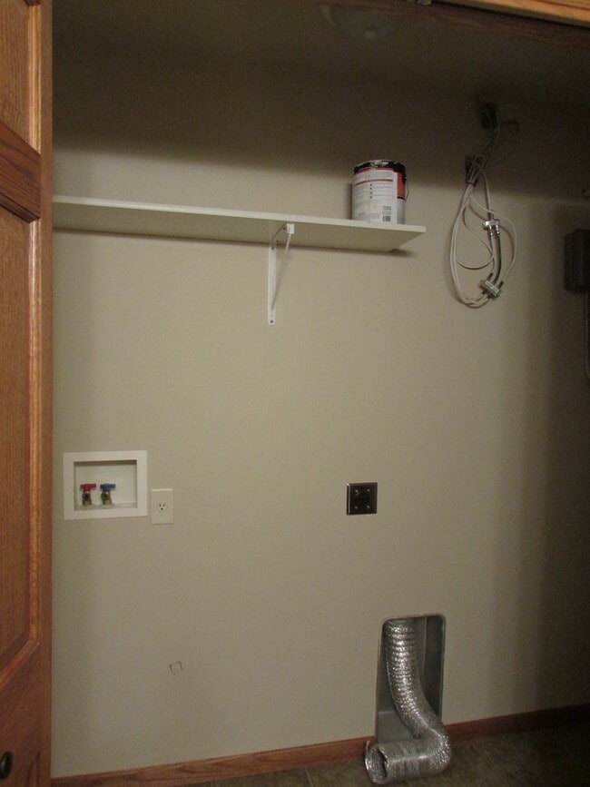 Building Photo - r1350