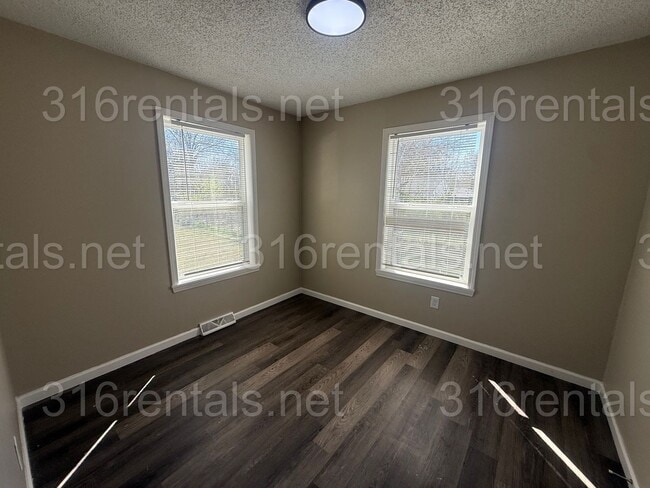 Building Photo - $1445 - 4 bedroom/ 2 bathroom - Single Family Home