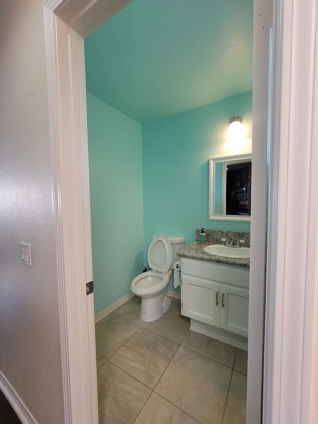 Building Photo - Beautiful 3 Bedroom, 2.5 Bathroom Home wit...